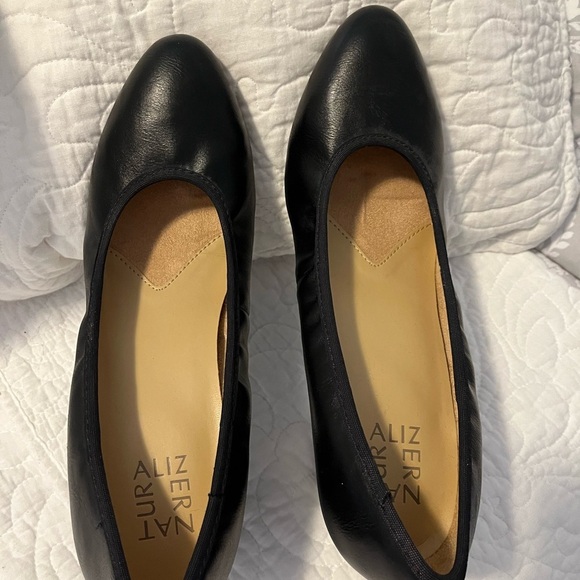 Naturalizer Black 2 1/2 inch heels Minimalist Design EUC - Picture 2 of 6